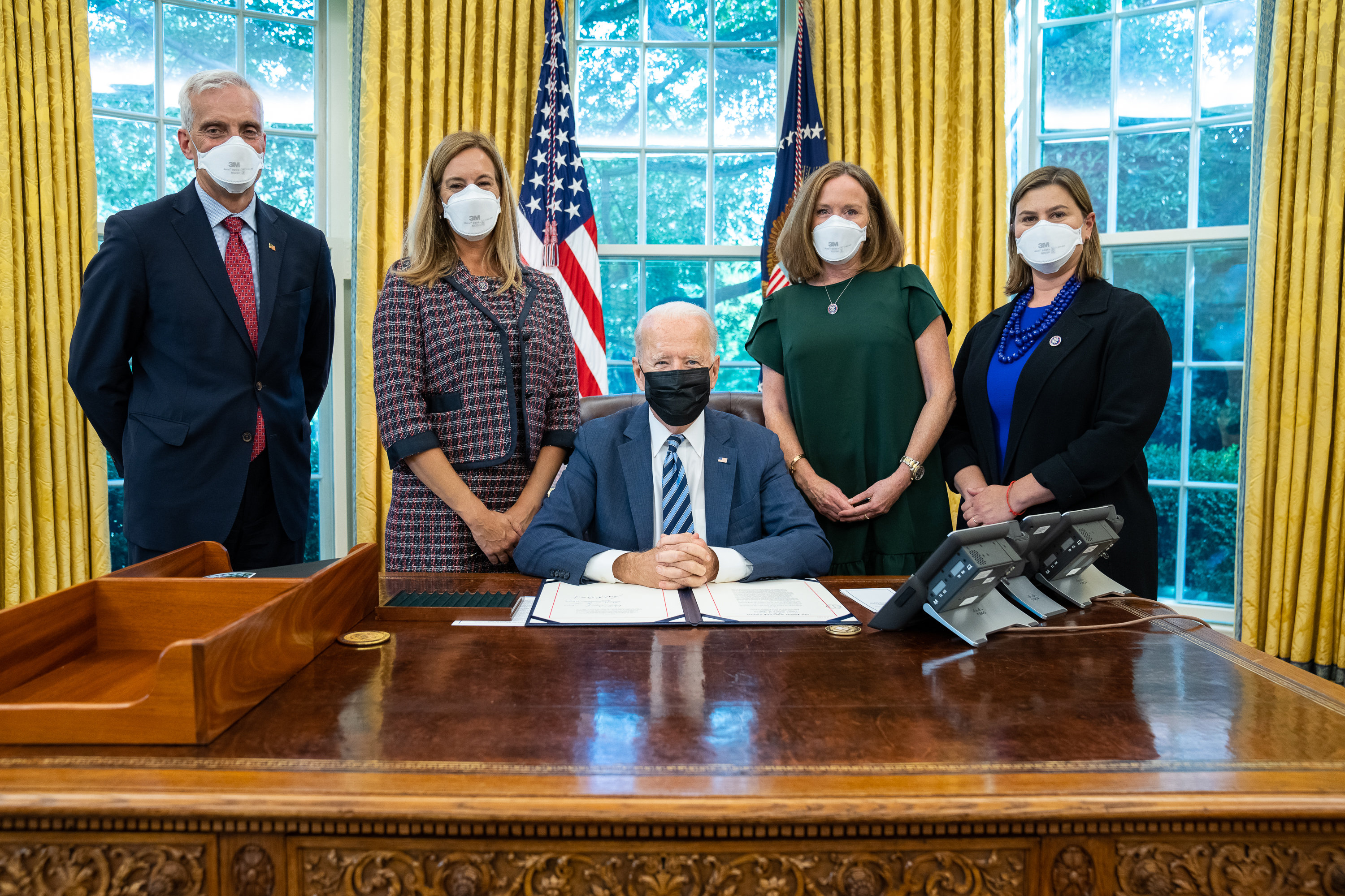 From left to right: Secretary of Veterans Affairs Denis McDonough, Congresswoman Mikie Sherrill (NJ-11), President Joe Biden, Congresswoman Kathleen Rice (NY-04) and Congresswoman Elissa Slotkin (MI-08) in the Oval Office. (Photo courtesy of the White House Photo Office)